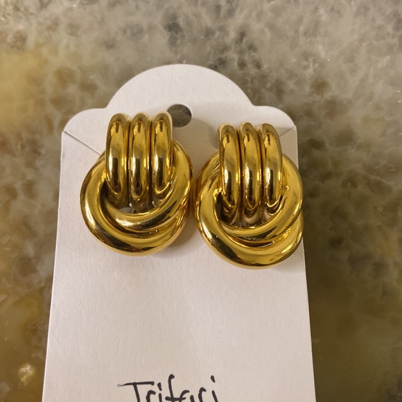 Vintage Jewelry - X Sold x Vintage Trifari clip earrings 1”